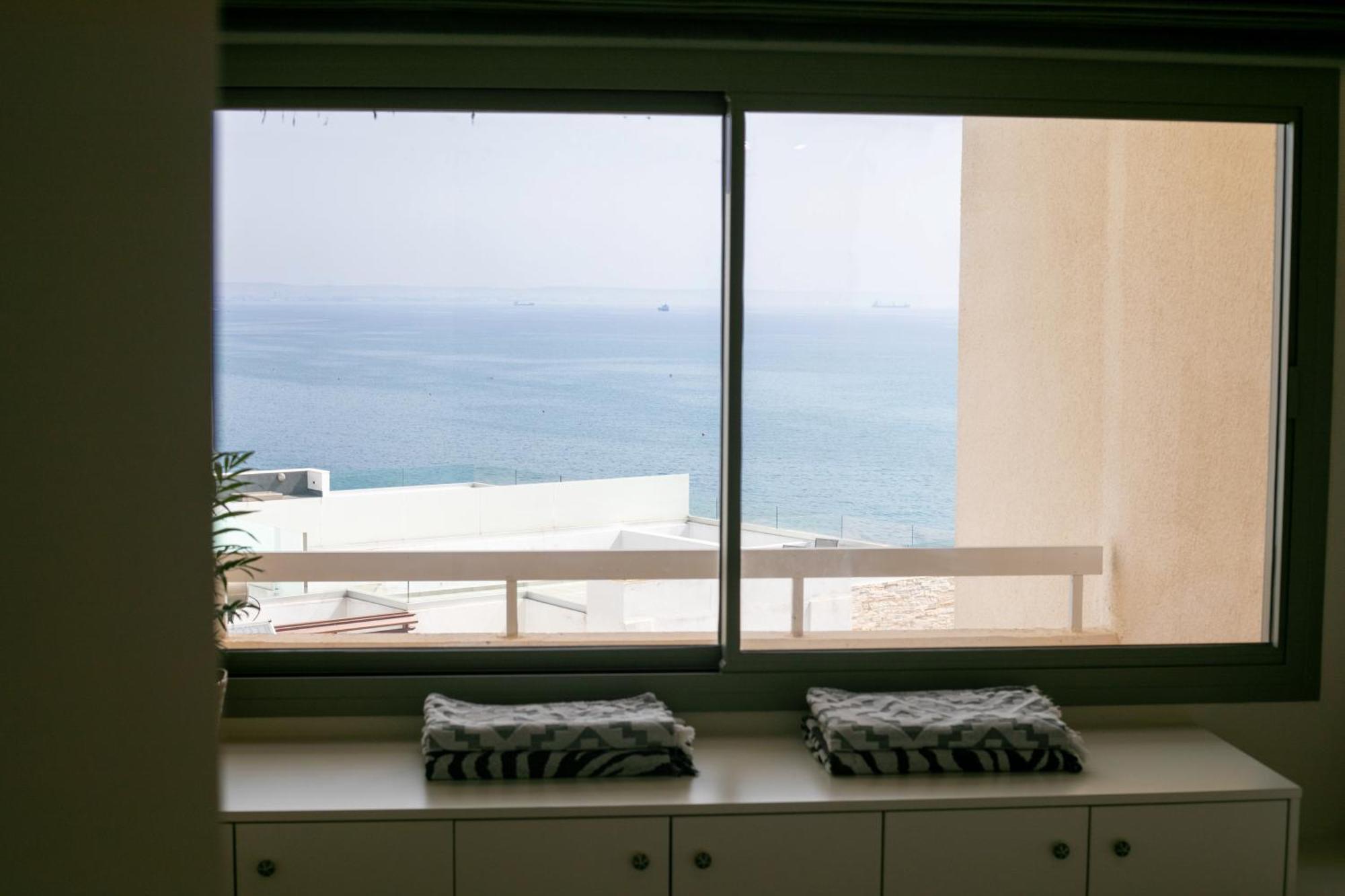 Palmove Luxurious Beachfront Apt Larnaca Exterior foto