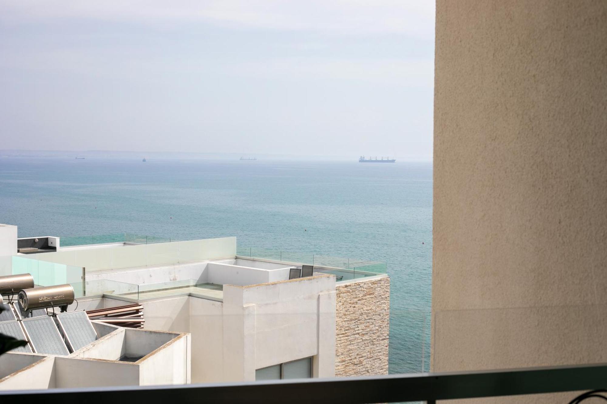 Palmove Luxurious Beachfront Apt Larnaca Exterior foto