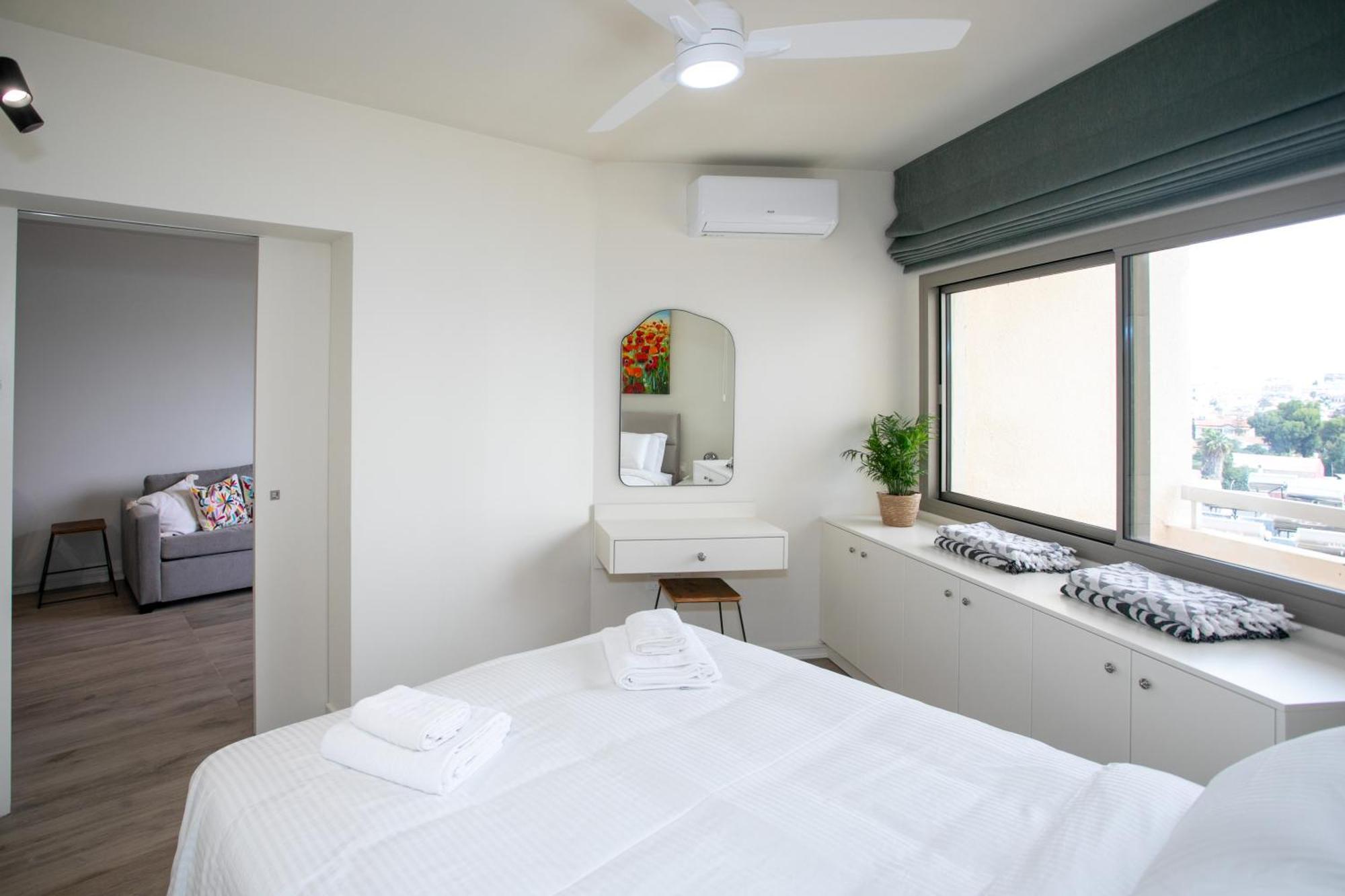 Palmove Luxurious Beachfront Apt Larnaca Exterior foto
