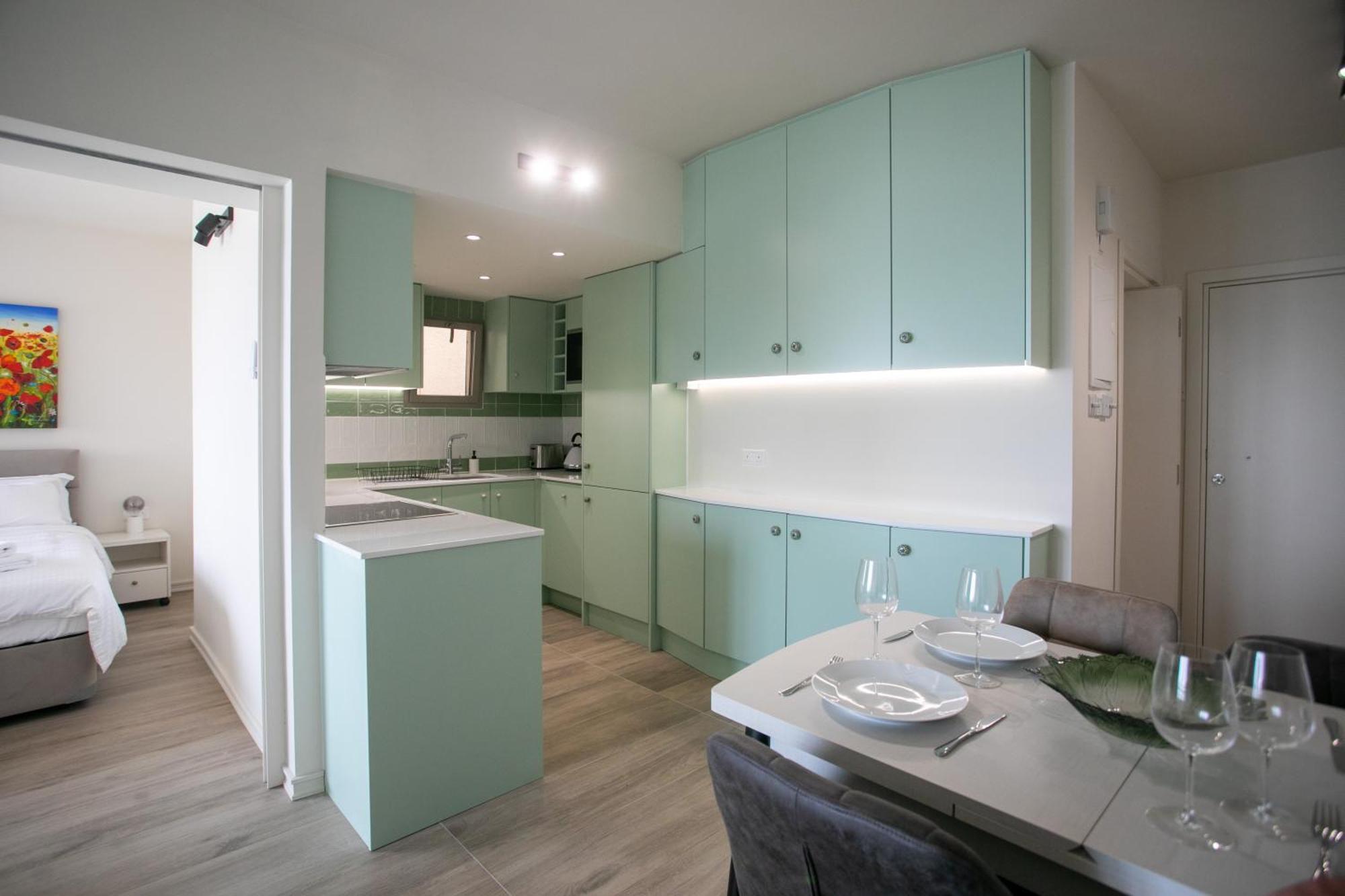 Palmove Luxurious Beachfront Apt Larnaca Exterior foto