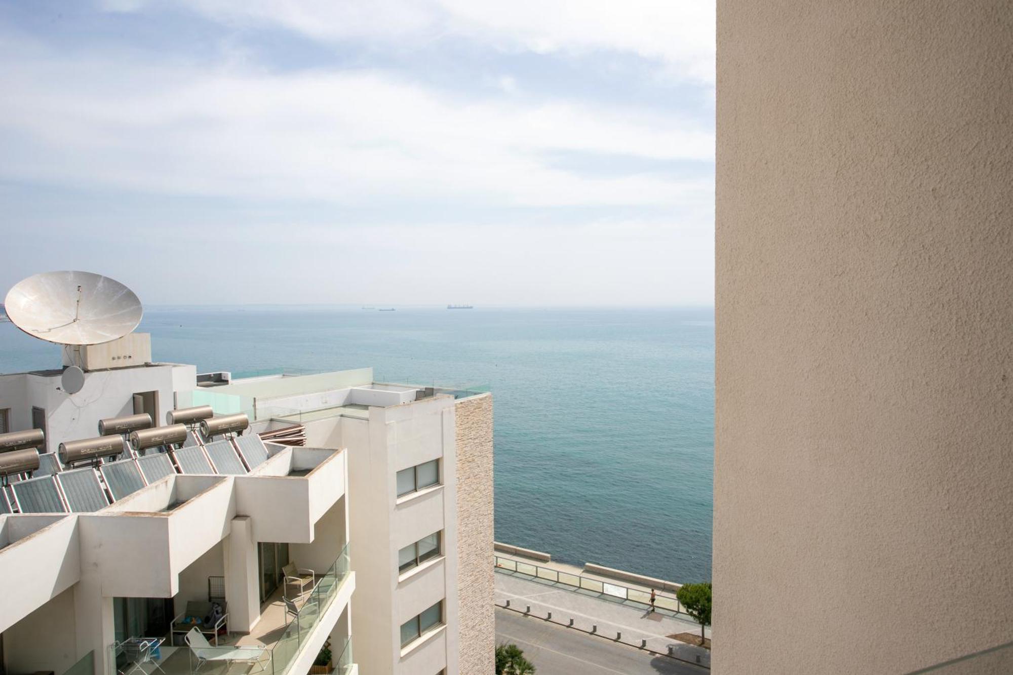 Palmove Luxurious Beachfront Apt Larnaca Exterior foto