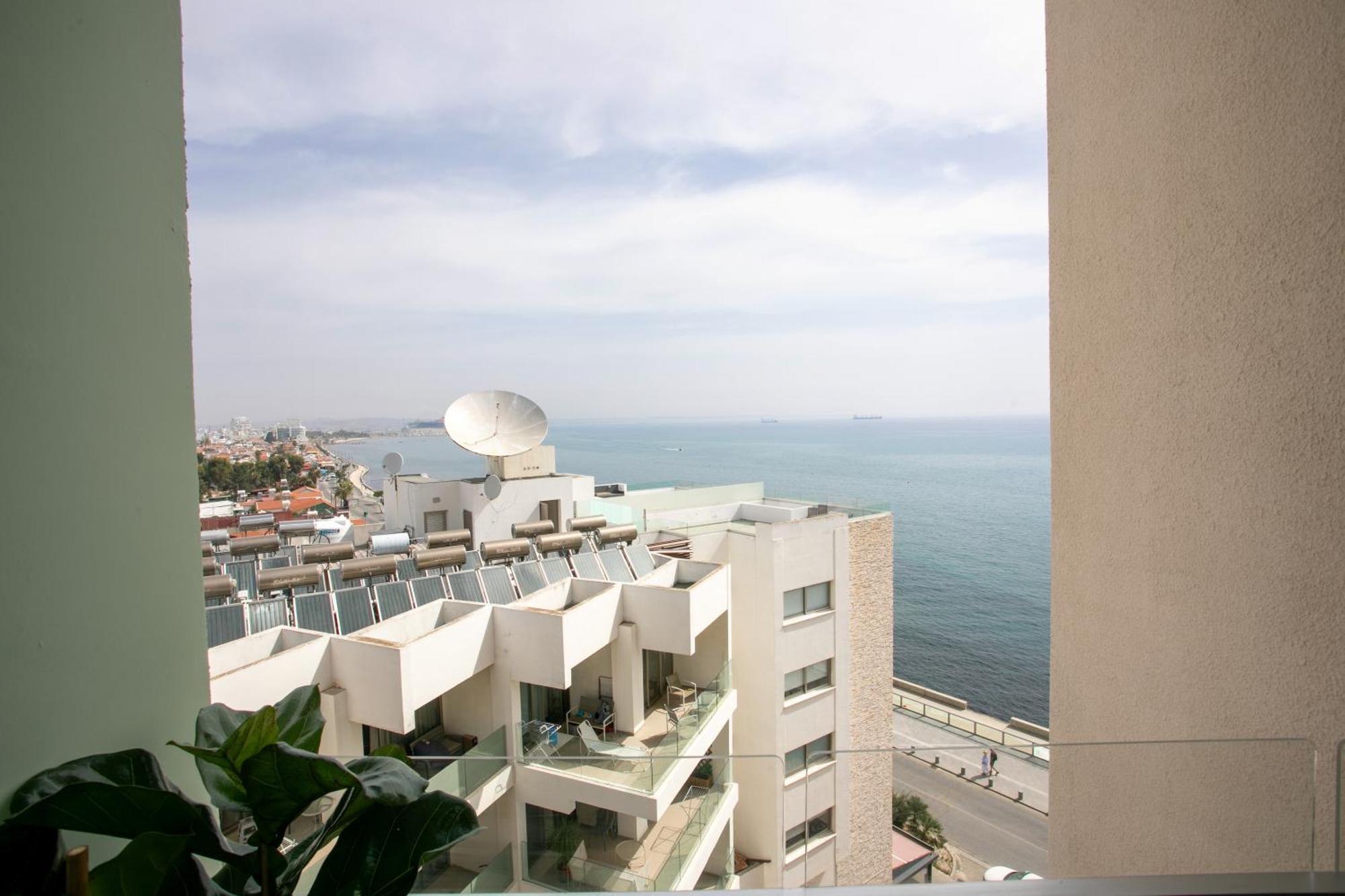 Palmove Luxurious Beachfront Apt Larnaca Exterior foto