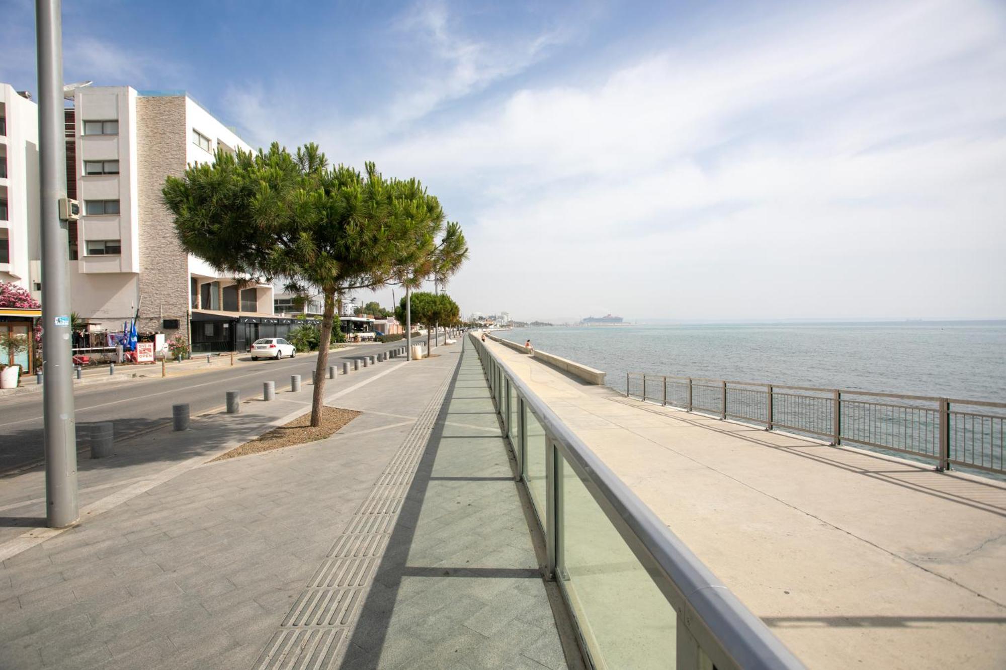 Palmove Luxurious Beachfront Apt Larnaca Exterior foto