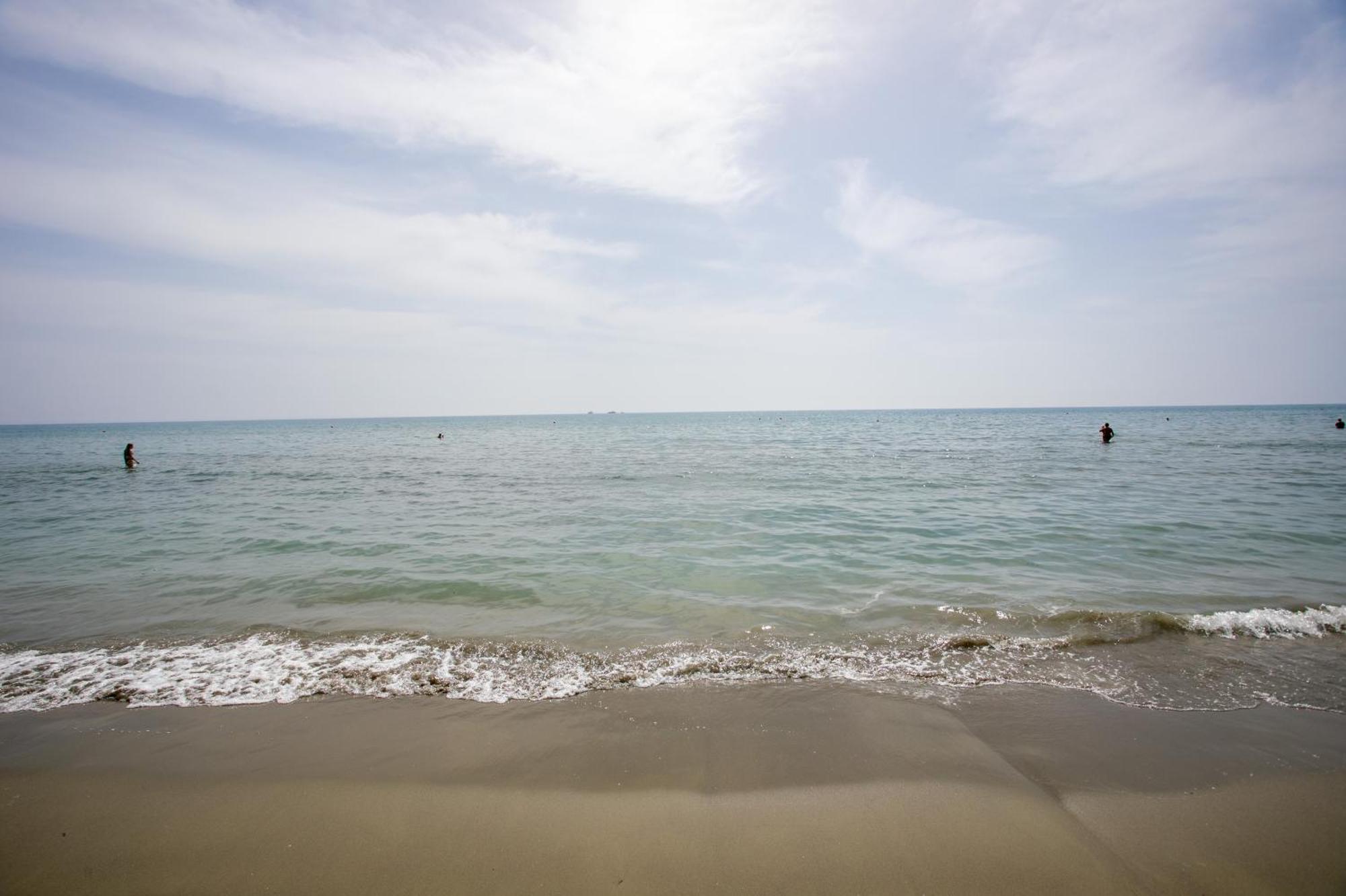 Palmove Luxurious Beachfront Apt Larnaca Exterior foto