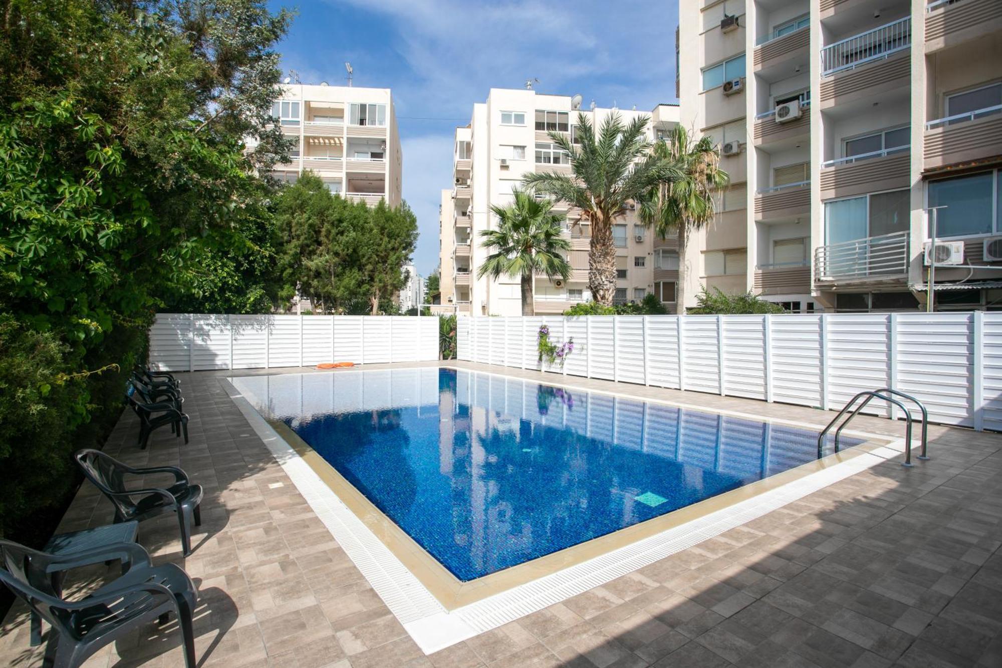 Palmove Luxurious Beachfront Apt Larnaca Exterior foto