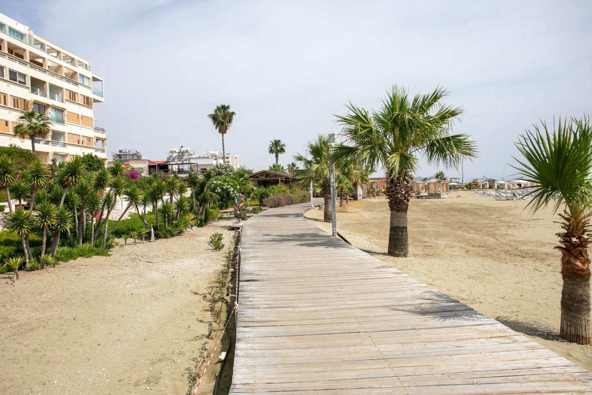 Palmove Luxurious Beachfront Apt Larnaca Exterior foto