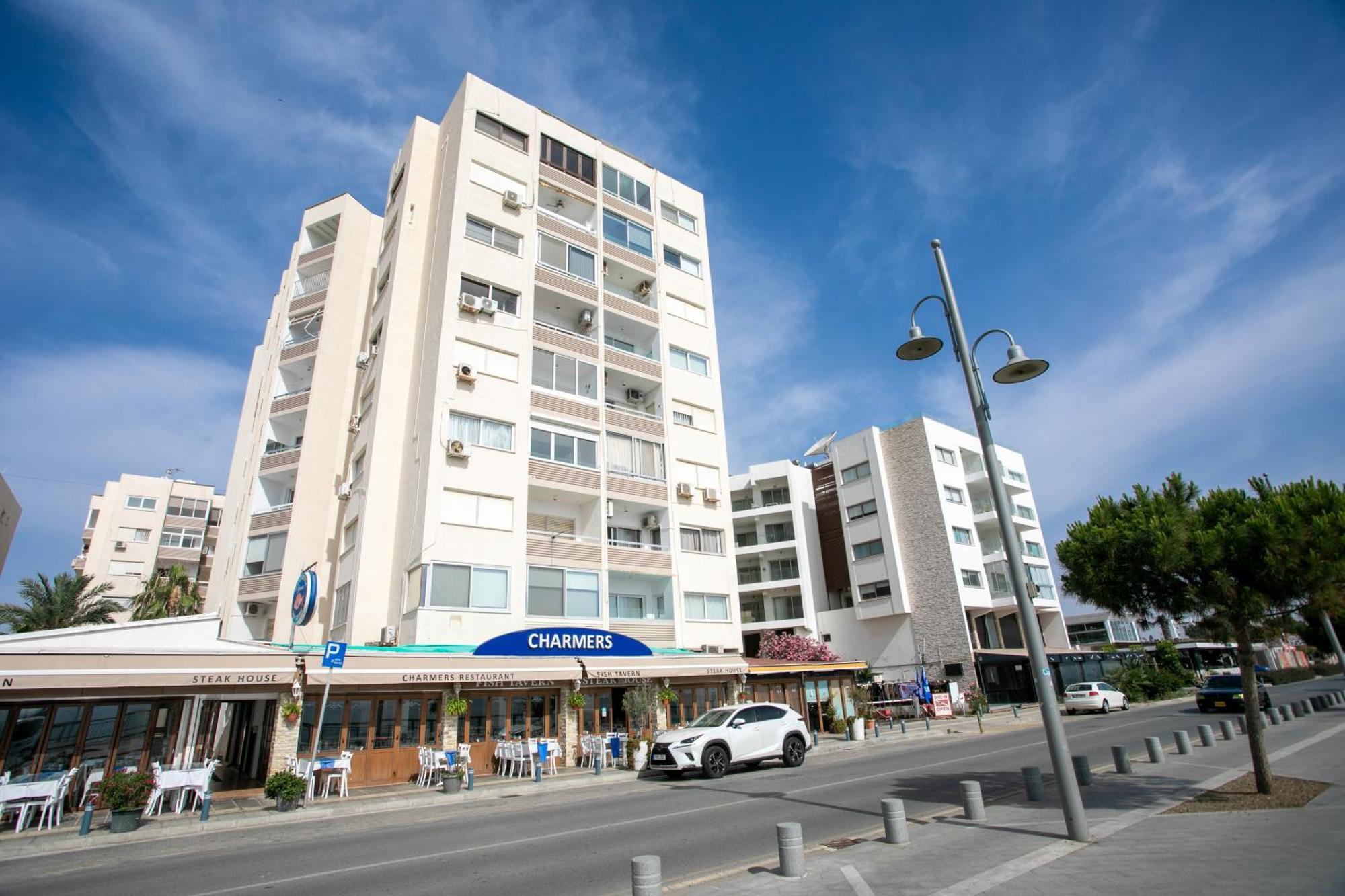 Palmove Luxurious Beachfront Apt Larnaca Exterior foto