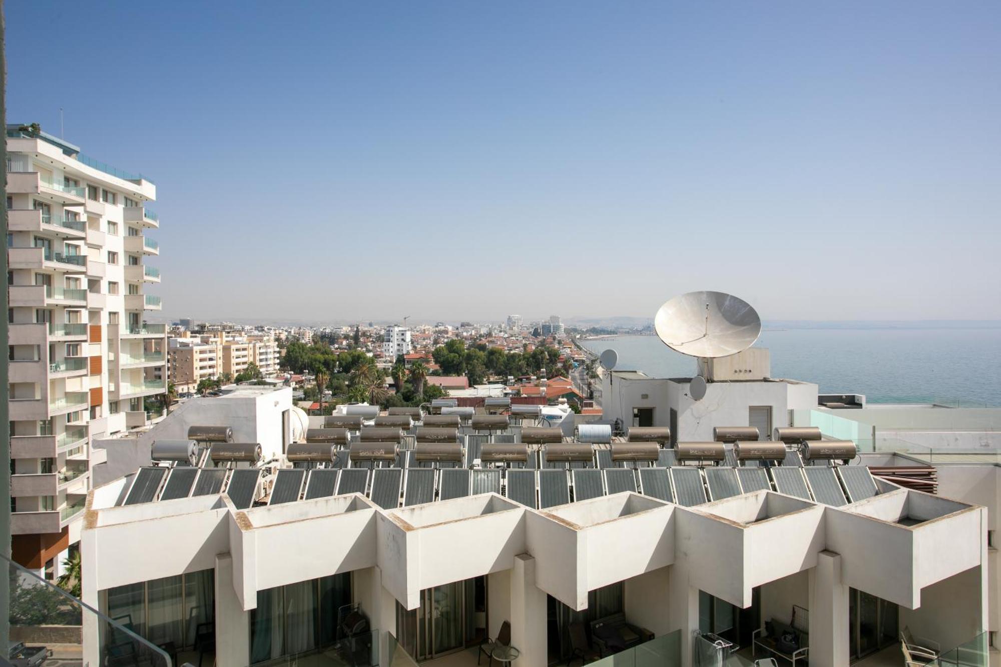 Palmove Luxurious Beachfront Apt Larnaca Exterior foto