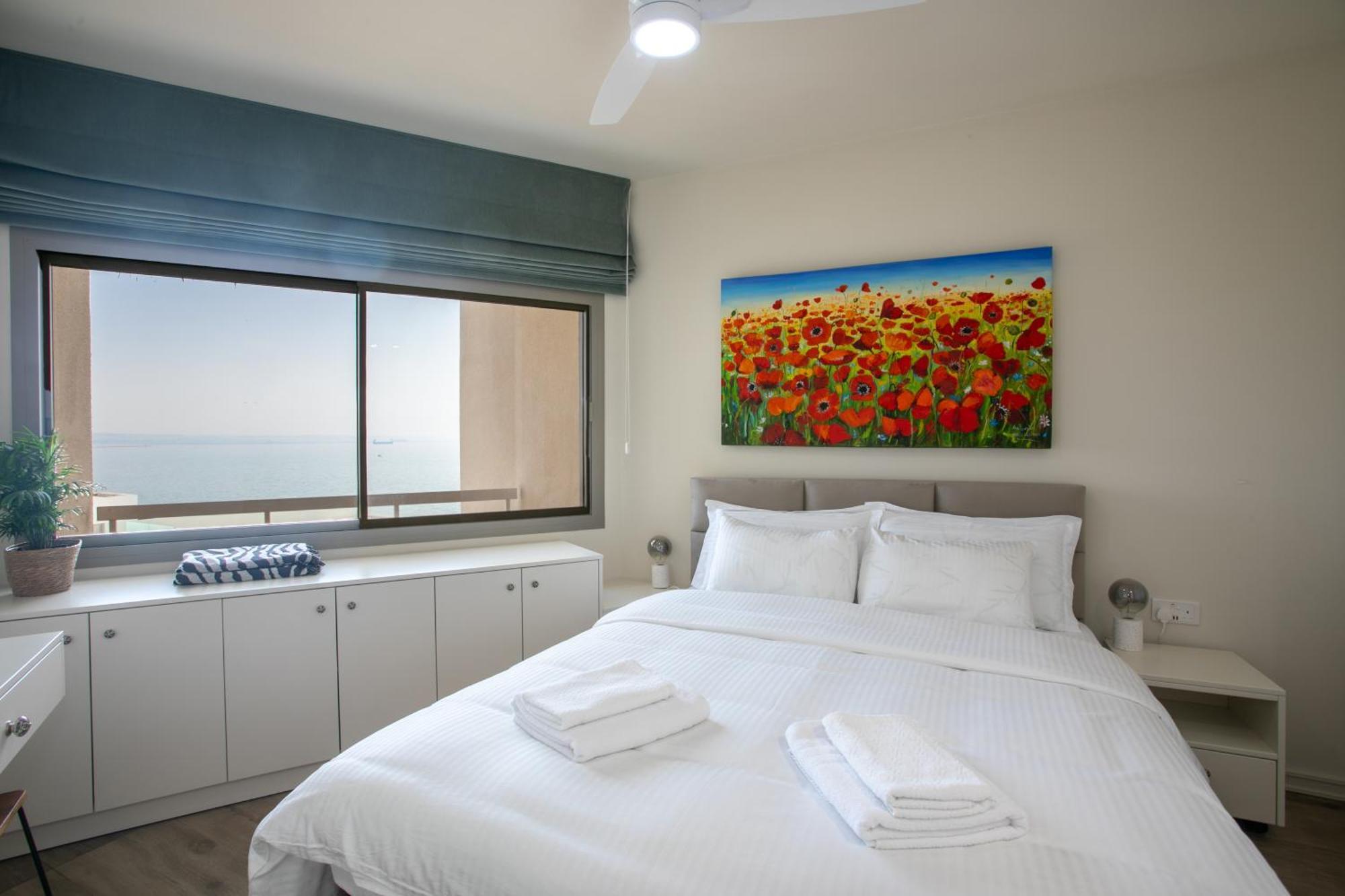 Palmove Luxurious Beachfront Apt Larnaca Exterior foto